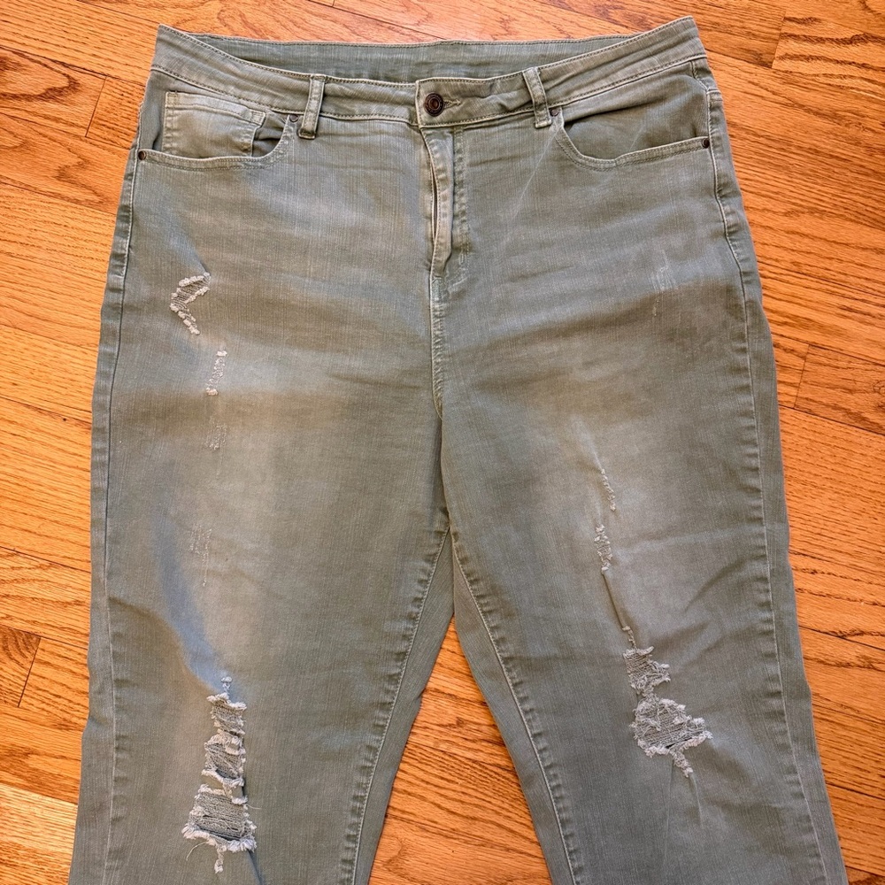 Grace & Lace Distressed Straight Leg Cropped Jeans - Picture 11 of 12